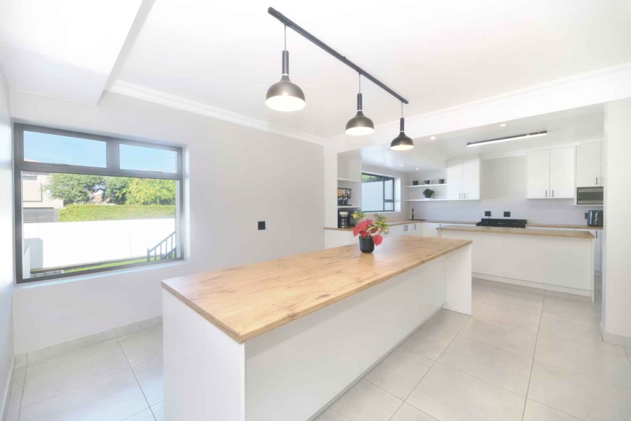 9 Bedroom Property for Sale in Westcliff Western Cape